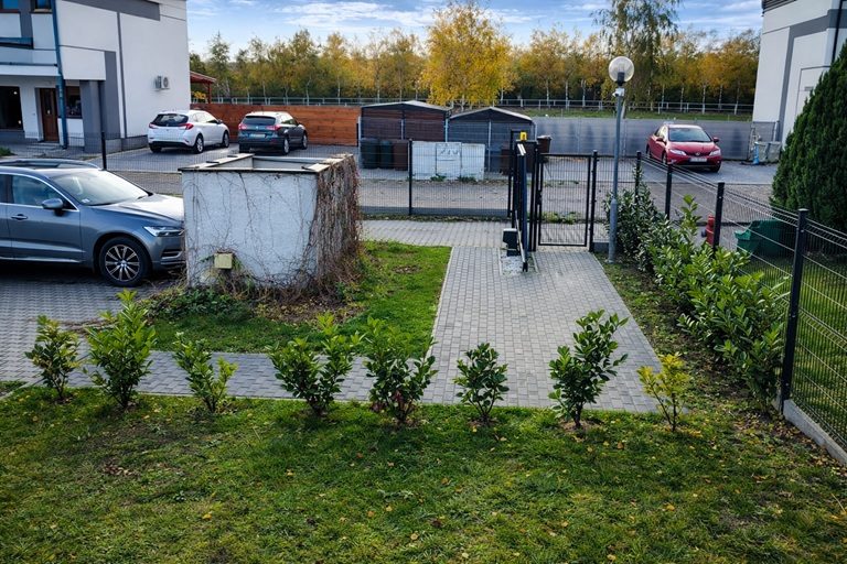 Parking Cyprysowa Komorniki - brama wjazdowa